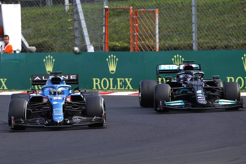 Fernando Alonso, Alpine A521, Lewis Hamilton, Mercedes W12