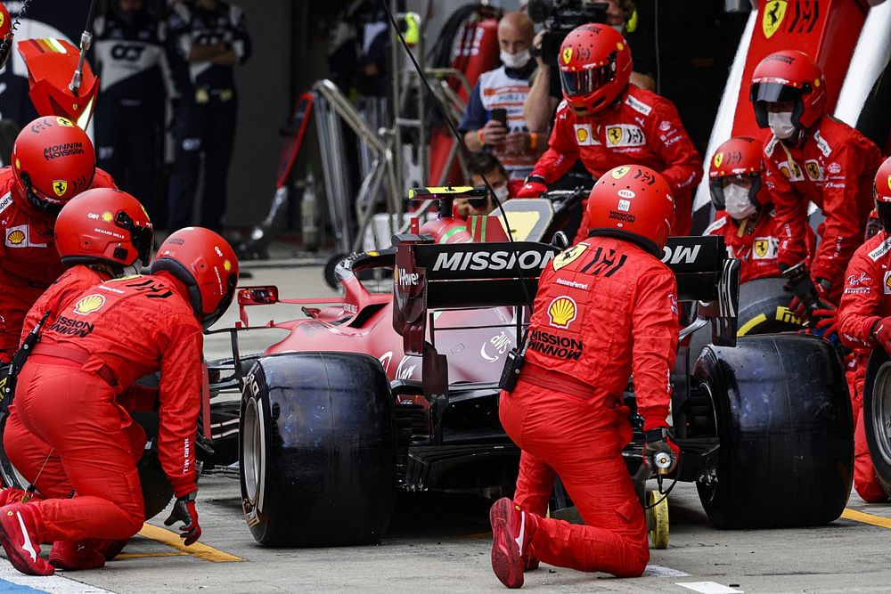 Carlos Sainz Jr., Ferrari SF21, makes a pit stop