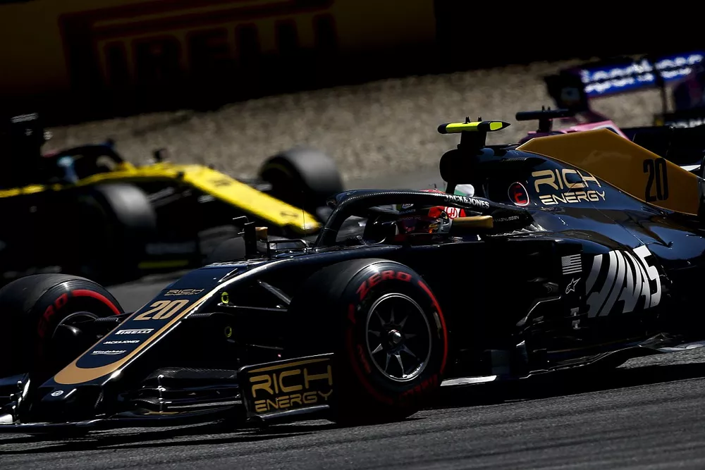 Kevin Magnussen, Haas F1 Team VF-19, leads Lance Stroll, Racing Point RP19, and Daniel Ricciardo, Renault F1 Team R.S.19
