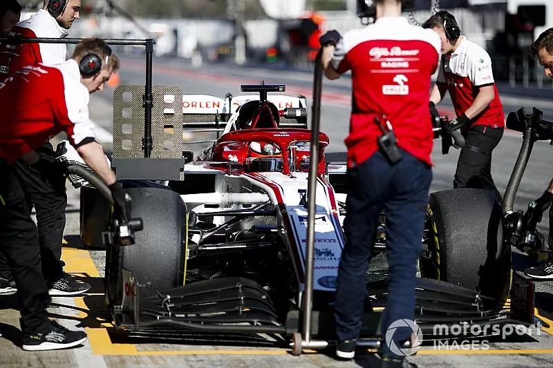 Kimi Raikkonen, Alfa Romeo Racing C39 est pouss&eacute; par les m&eacute;caniciens dans la voie des stands
