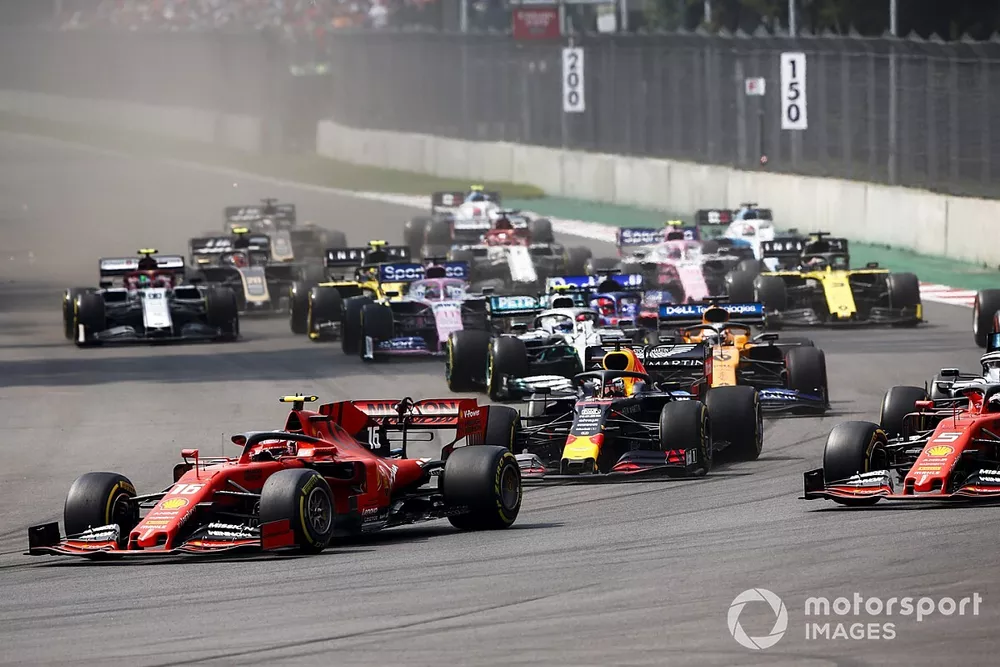 Charles Leclerc, Ferrari SF90, Sebastian Vettel, Ferrari SF90, Lewis Hamilton, Mercedes AMG F1 W10, Max Verstappen, Red Bull Racing RB15, Carlos Sainz Jr., McLaren MCL34, y el resto de la parrilla