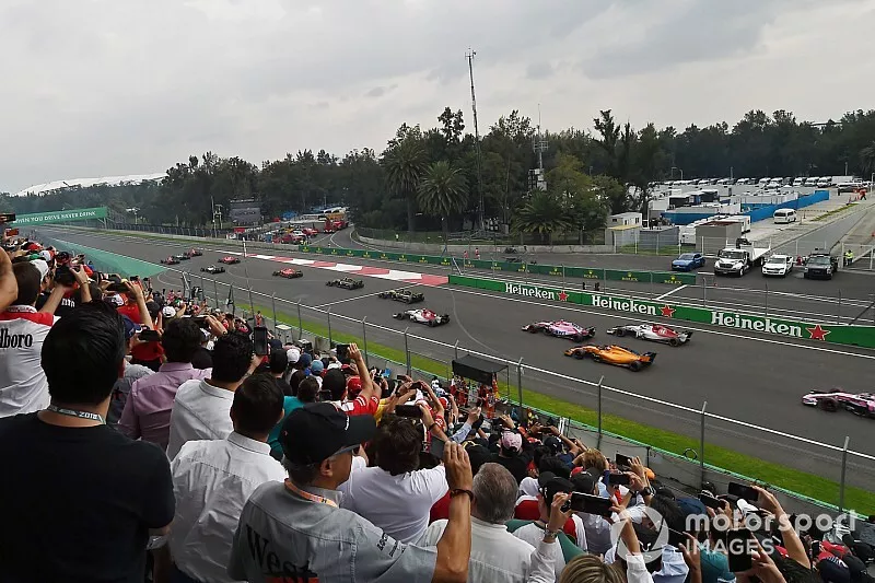 Fernando Alonso, McLaren MCL33 at the start of the race 