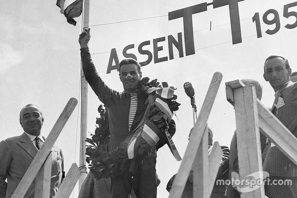 Podium: race winner Carlo Ubbiali, MV Agusta