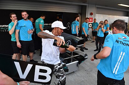 Hamilton nem fogta vissza magát, megünnepelte a győzelmét Szocsiban