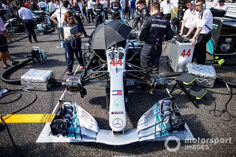 Hamilton már 50 győzelmet szerzett a Mercedesnek, és közben Vettelt védi
