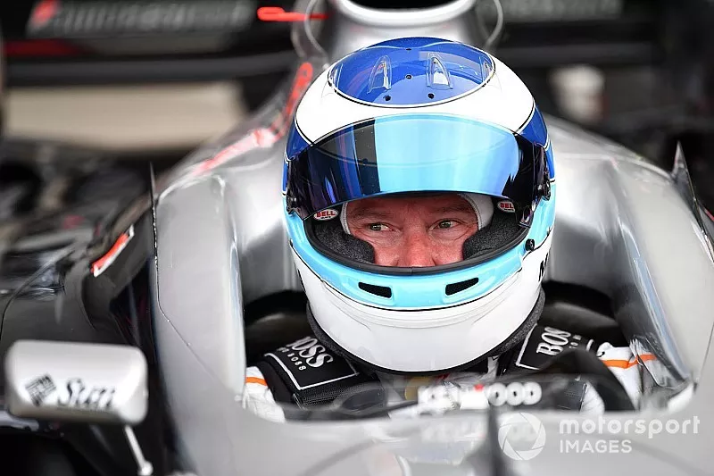 Mika Hakkinen, McLaren MP4-13 lors d'un tour de d&eacute;monstration des l&eacute;gendes de la F1