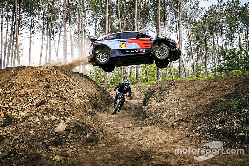 Vídeo: el sorprendente duelo de una mountain bike contra el WRC de Sordo