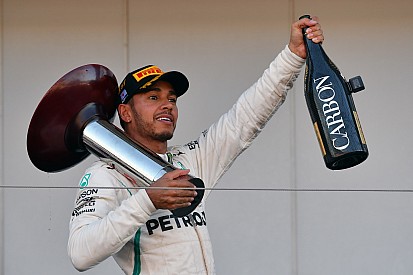 Így lubickolt Hamilton a győzelmi mámor tengerében Japánban