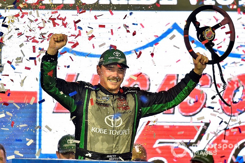 Moffitt aparece no fim e vence em Phoenix; Truck define finalistas