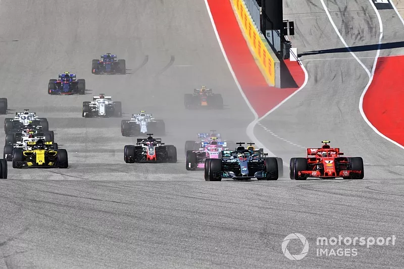 Kimi Raikkonen, Ferrari SF71H et Lewis Hamilton, Mercedes-AMG F1 W09 en lutte au d&eacute;part