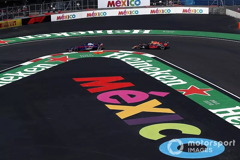 Brendon Hartley, Scuderia Toro Rosso STR13 y Max Verstappen, Red Bull Racing RB14 