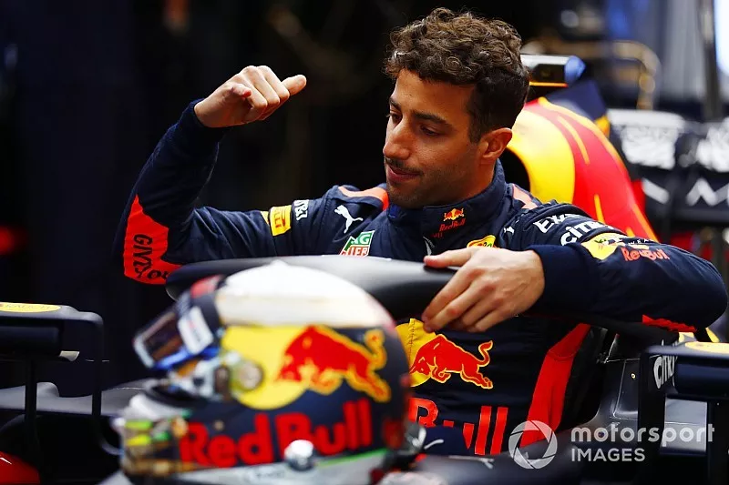 Daniel Ricciardo, Red Bull Racing RB14, monte dans le cockpit de sa monoplace