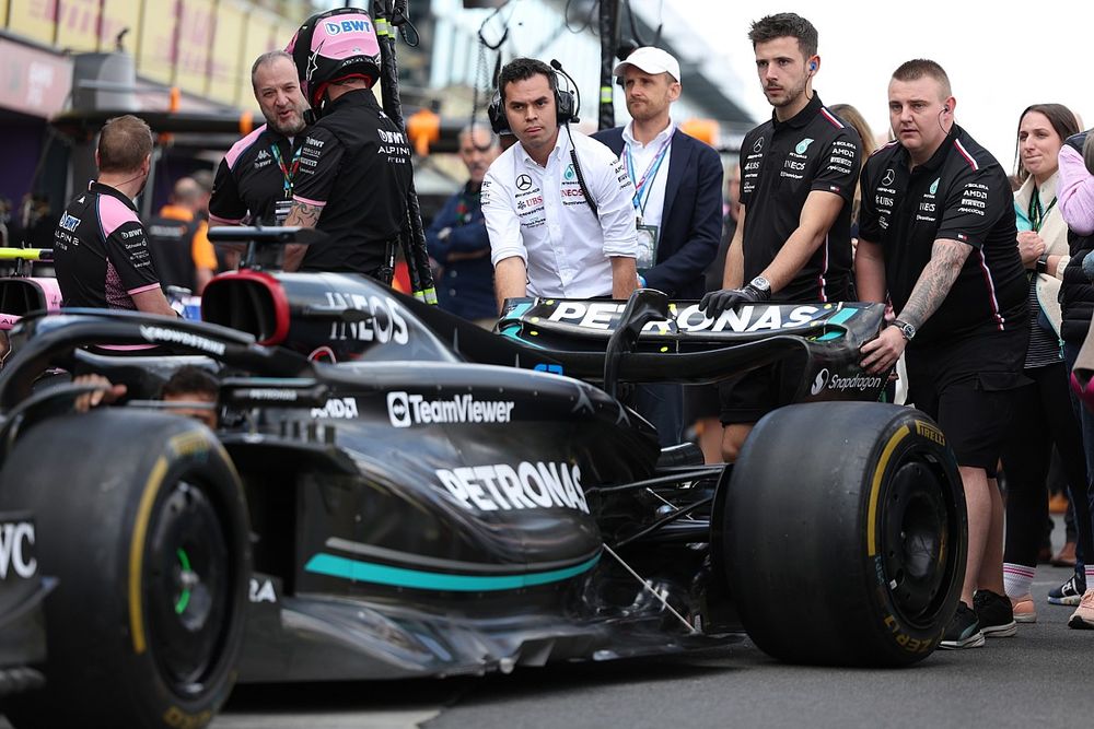 Equipo de boxes del Mercedes F1 W14