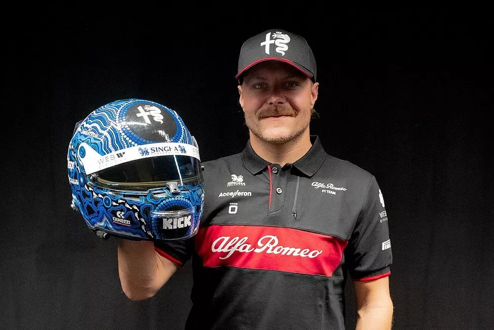 Valtteri Bottas y su casco para el GP de Australia 2023 de Fórmula 1