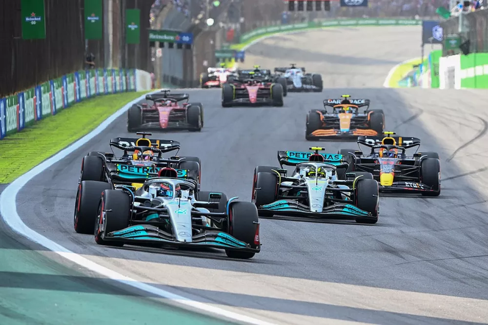 George Russell, Mercedes W13, Lewis Hamilton, Mercedes W13, Max Verstappen, Red Bull Racing RB18, Sergio Perez, Red Bull Racing RB18, the rest of the field at the start
