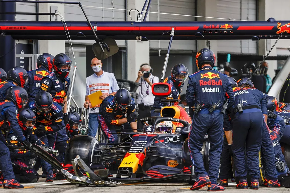 Max Verstappen, Red Bull Racing RB16B, dans les stands