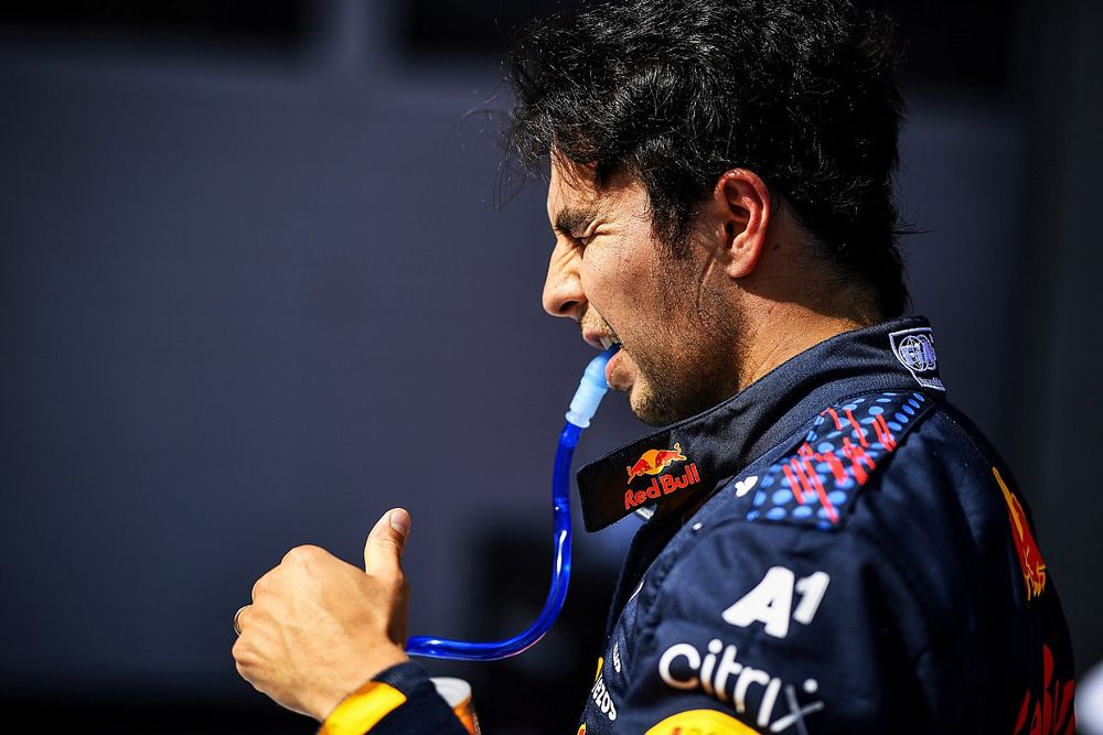 Tercer puesto Sergio Pérez, Red Bull Racing, en Parc Ferme