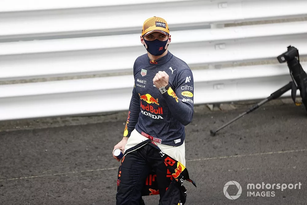 Ganador Max Verstappen, Red Bull Racing, celebra en Parc Ferme