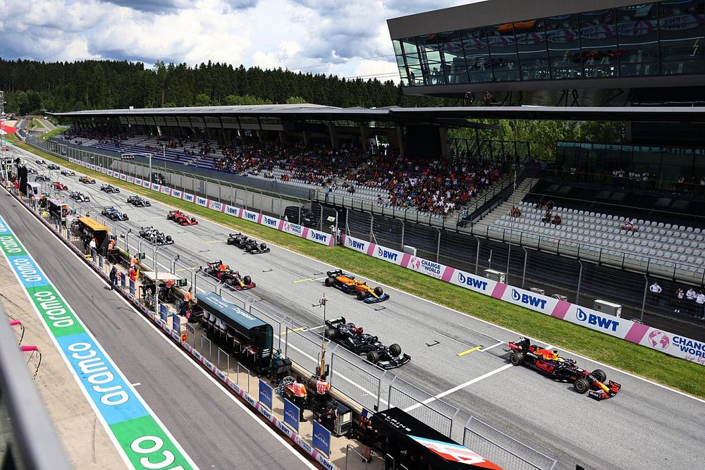 Max Verstappen, Red Bull Racing RB16B, Lewis Hamilton, Mercedes W12, Lando Norris, McLaren MCL35M, Sergio Pérez, Red Bull Racing RB16B, Valtteri Bottas, Mercedes W12, Pierre Gasly, AlphaTauri AT02, Charles Leclerc, Ferrari SF21, y el resto del pelotón en la salida