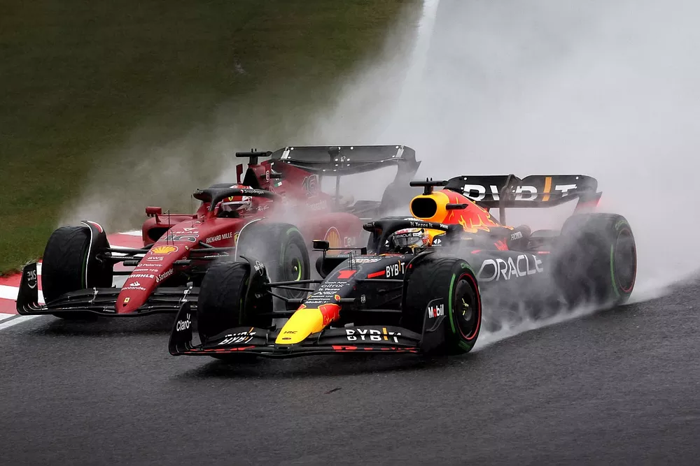 Max Verstappen, Red Bull Racing RB18, battles with Charles Leclerc, Ferrari F1-75, for the lead at the start