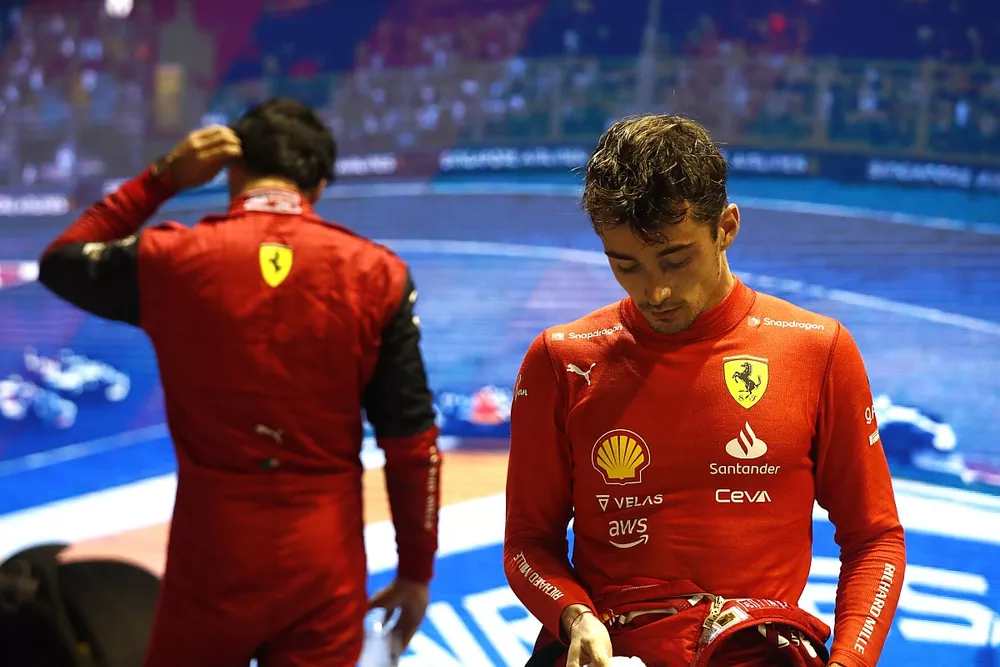 Carlos Sainz, Ferrari, 3&ordf; posici&oacute;n, Charles Leclerc, Ferrari, 2&ordf; posici&oacute;n, en Parc Ferme