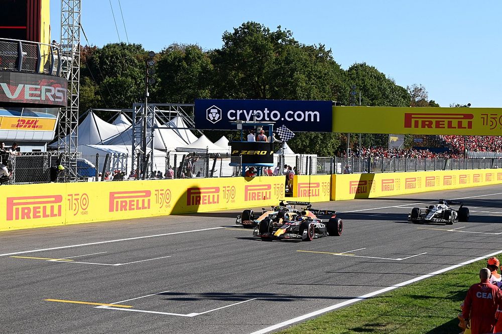 Sergio P&eacute;rez, Red Bull Racing RB18, Lando Norris, McLaren MCL36, Pierre Gasly, AlphaTauri AT03