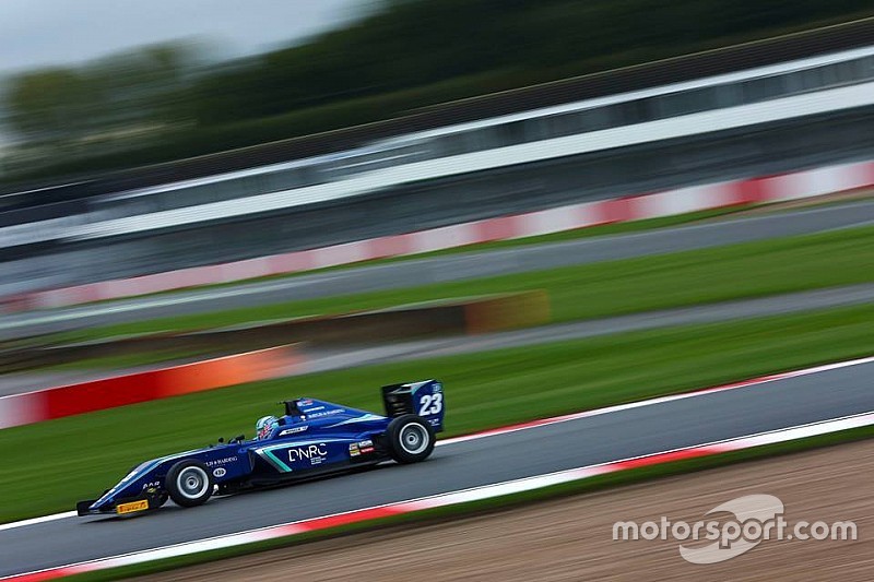 Billy Monger torna a Donington a un anno dall’incidente, firma la sua prima pole e sfiora il podio in Gara 1