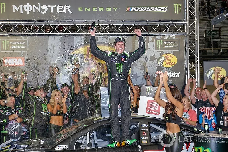 Il vincitore della gara Kurt Busch, Stewart-Haas Racing, Ford Fusion Monster Energy / Haas Automation