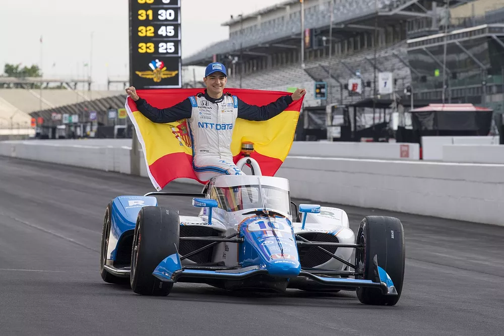 Alex Palou, Chip Ganassi Racing Honda posa con la bandera espa&ntilde;ola durante la sesi&oacute;n de fotos de la primera fila