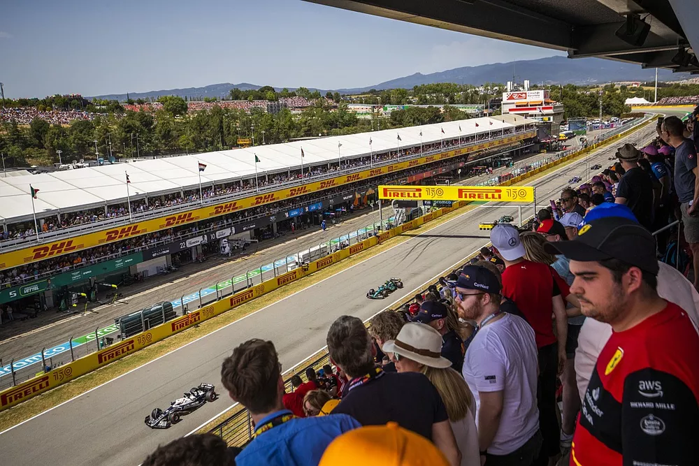 Pierre Gasly, AlphaTauri AT03, Sebastian Vettel, Aston Martin AMR22 