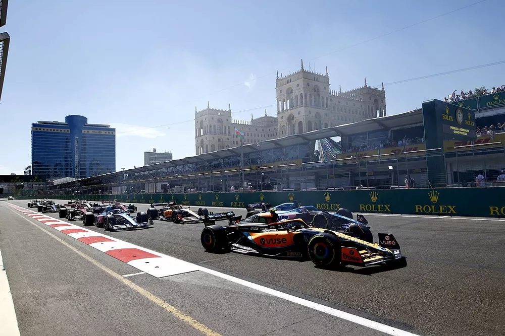 Lando Norris, McLaren MCL36, Fernando Alonso, Alpine A522, Daniel Ricciardo, McLaren MCL36, et le reste des monoplaces au d&eacute;part