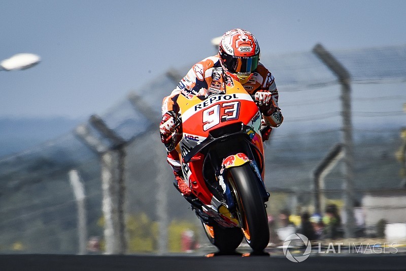 Marquez domina a Le Mans e scappa, sul podio Petrucci e Valentino
