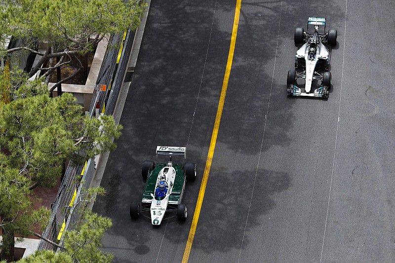 Keke Rosberg lidera a su hijo Nico Rosberg mientras recorren el circuito en sus autos ganadores del título mundial