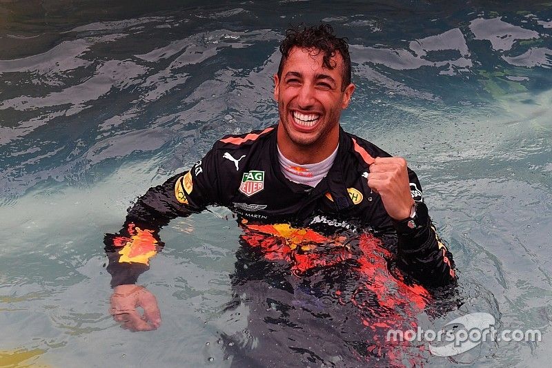El ganador de la carrera Daniel Ricciardo, Red Bull Racing celebra en la piscina Red Bull Racing Energy Station