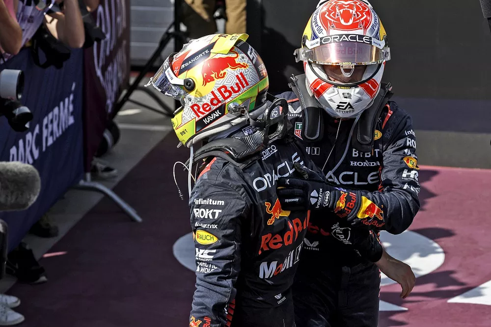 Sergio Perez, Red Bull Racing, 3&ordf; posi&ccedil;&atilde;o, Max Verstappen, Red Bull Racing, 1&ordf; posi&ccedil;&atilde;o, parabenizam um ao outro no Parc Ferme