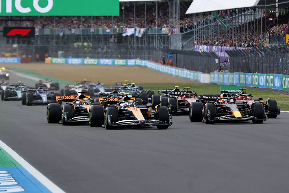 Lando Norris, McLaren MCL60, Max Verstappen, Red Bull Racing RB19, Oscar Piastri, McLaren MCL60, Charles Leclerc, Ferrari SF-23, George Russell, Mercedes F1 W14, Carlos Sainz, Ferrari SF-23, et le reste du peloton