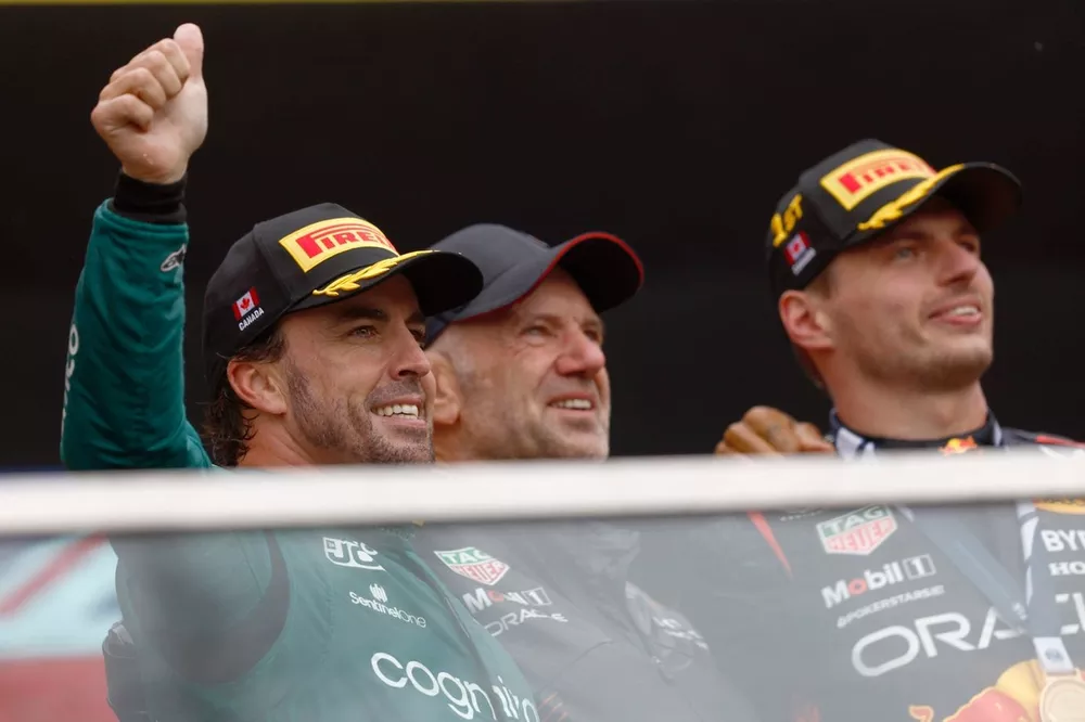 Adrian Newey, Chief Technology Officer, Red Bull Racing, Fernando Alonso, Aston Martin F1 Team, 2e, Max Verstappen, Red Bull Racing, 1er, sur le podium