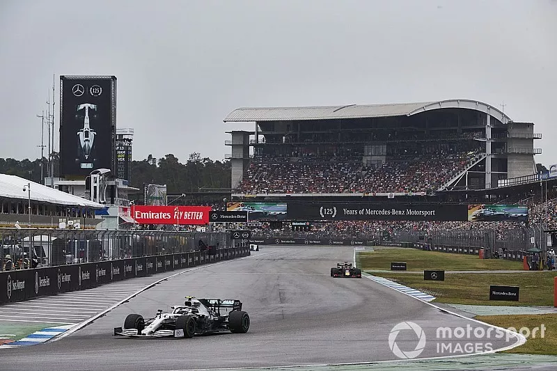 Valtteri Bottas, Mercedes AMG W10, lidera Max Verstappen, Red Bull Racing RB15