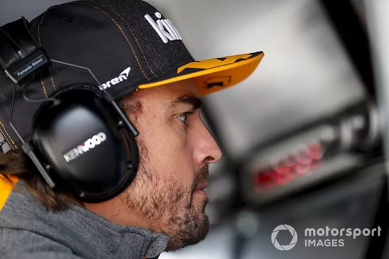 Fernando Alonso en la pared del pit de McLaren
