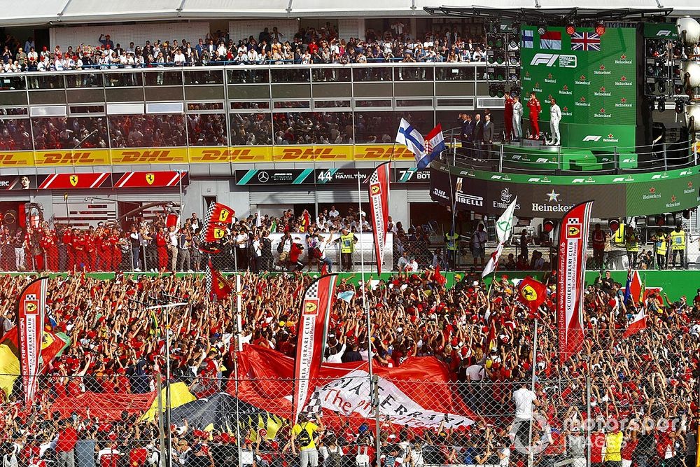 Podio: segundo lugar Valtteri Bottas, Mercedes AMG F1, el ganador de la carrera Charles Leclerc, Ferrari y el tercer lugar Hamilton, Mercedes AMG F1