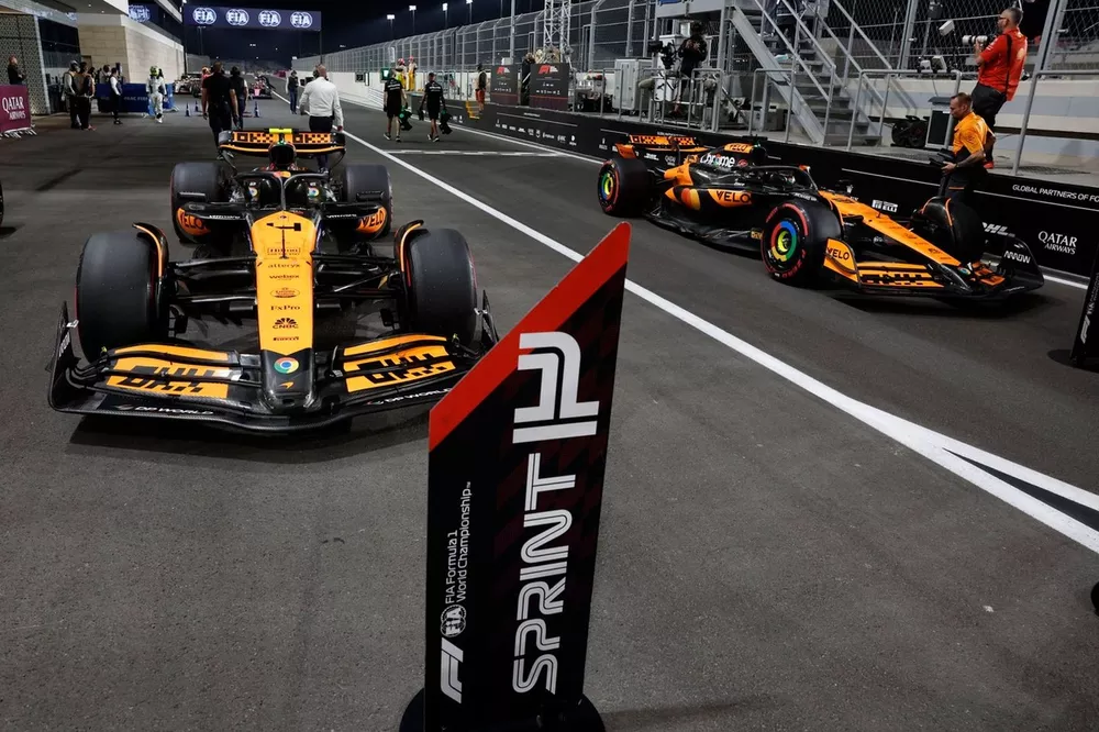 De auto van sprint-polesitter Lando Norris, McLaren MCL38, in Parc Ferm&eacute; 