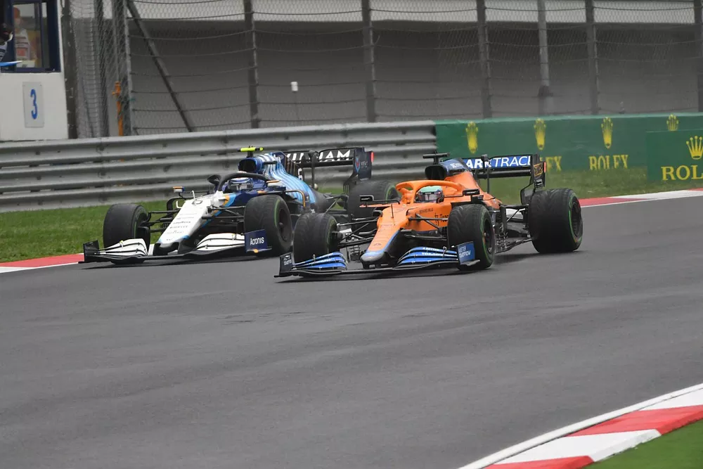 Daniel Ricciardo, McLaren MCL35M, Nicholas Latifi, Williams FW43B
