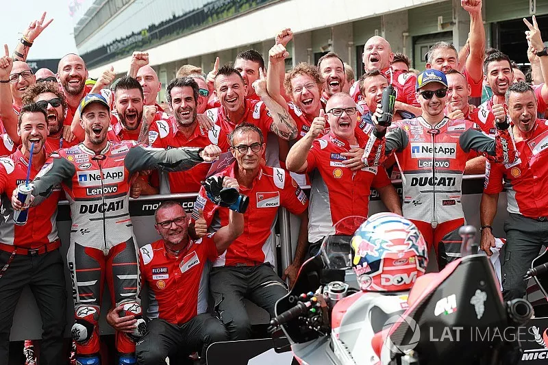 Ganador Andrea Dovizioso, Ducati Team, segundo Jorge Lorenzo, Ducati Team