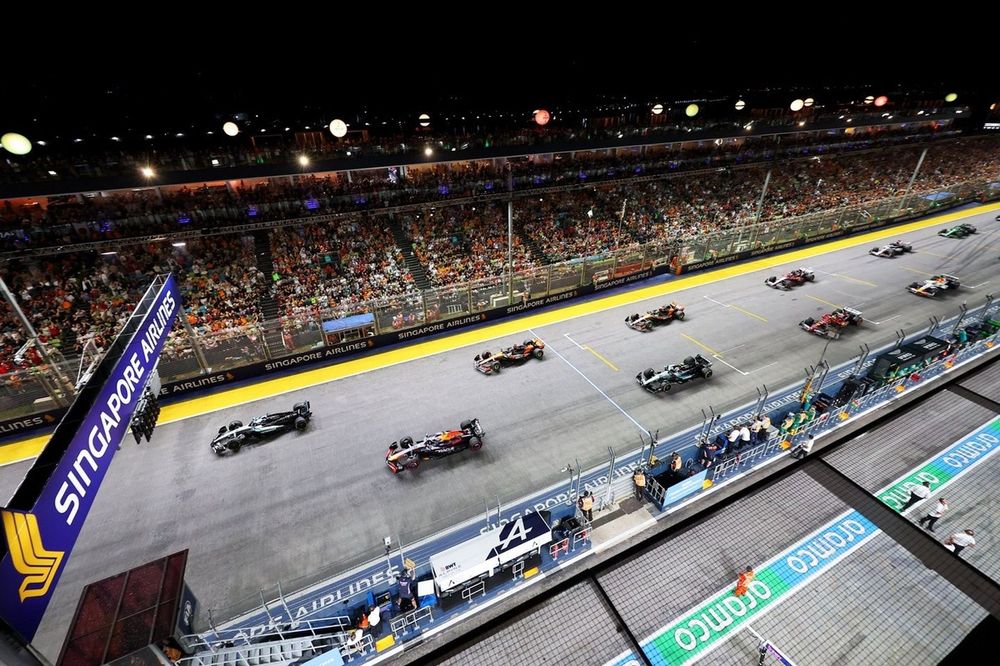 Max Verstappen, Red Bull Racing, George Russell, Mercedes