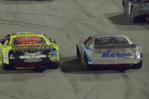 VÍDEO NASCAR: Pilotos saem no soco e precisam ser separados após corrida