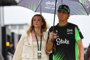 VÍDEO: Bortoleto leva namorada para dar uma volta em carro da Stock Car na pista de Curvelo