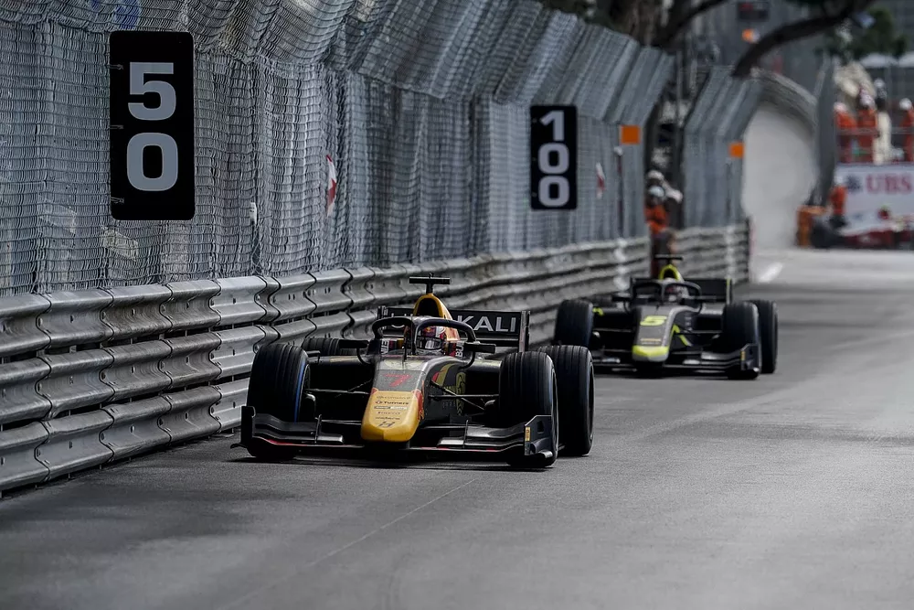 Liam Lawson, Hitech Grand Prix, leads Dan Ticktum, Carlin