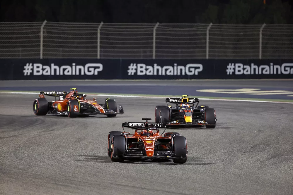 Charles Leclerc, Ferrari SF-23, Sergio P&eacute;rez, Red Bull Racing RB19, Carlos Sainz, Ferrari SF-23