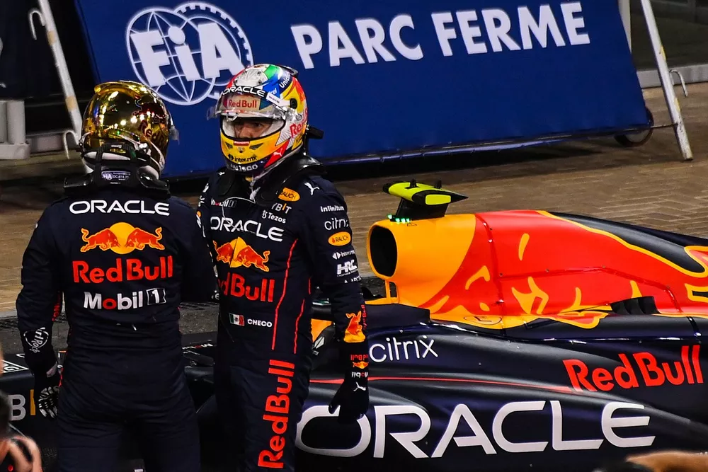 Ganador de la pole, Max Verstappen, de Red Bull Racing, y Sergio P&eacute;rez, de Red Bull Racing, se felicitan mutuamente en el Parc Ferme
