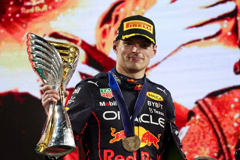 Max Verstappen, Red Bull Racing, 1&ordf; posici&oacute;n, con su trofeo